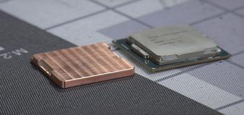 ¿Cuántos grados mejora el Intel Core i7-8700K con un IHS de cobre modificado?