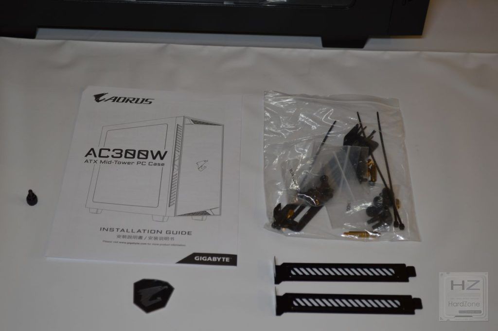 Aorus AC300W - Contenido montaje