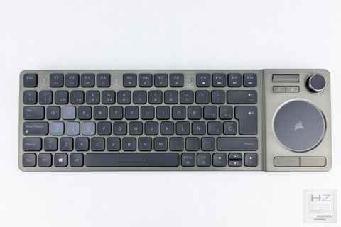 El teclado Corsair K83 incorpora touchpad y joystick para hacerlo más  versátil