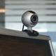 Webcam encima de un monitor