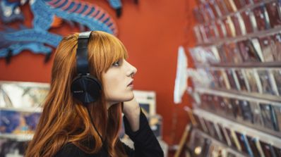 Mujer utilizando unos auriculares con cable