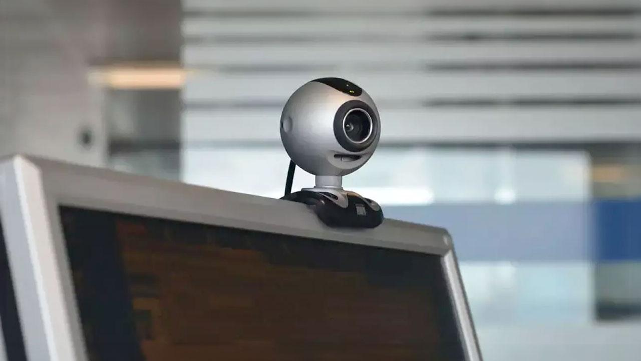 Webcam encima de un monitor