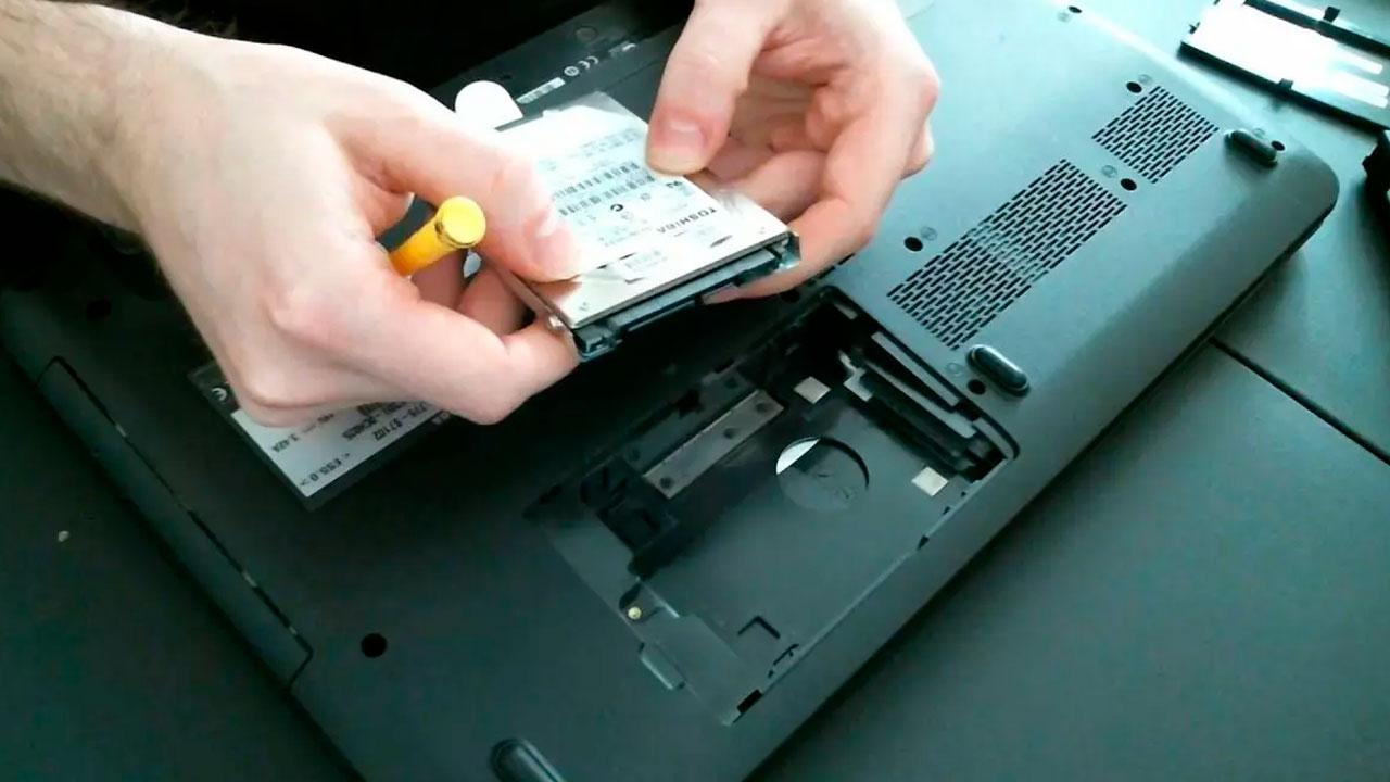 fondo escarcha diámetro Cómo cambiar el disco duro o unidad SSD de tu portátil