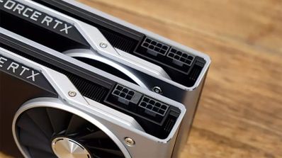 Primer plano de un conector de alimentación PCIe de 8 pines siendo enchufado en el puerto de una tarjeta gráfica NVIDIA GeForce