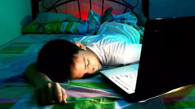 Persona durmiendo junto a un PC