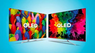 Comparativa visual entre dos monitores que muestran las tecnologías OLED y QLED con imágenes de plumas y humos de colores vibrantes sobre fondo azul.
