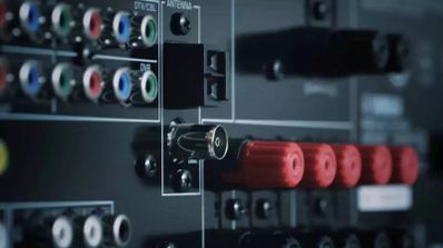Panel trasero de un equipo de música con diferentes tipos de conexiones de audio