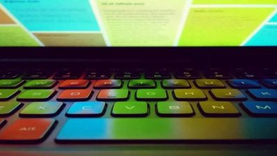 pantalla portátil reflejada sobre teclas