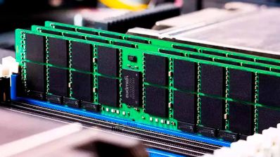 Dos módulos de memoria RAM DDR4 siendo instalados en las ranuras DIMM de una placa base de ordenador