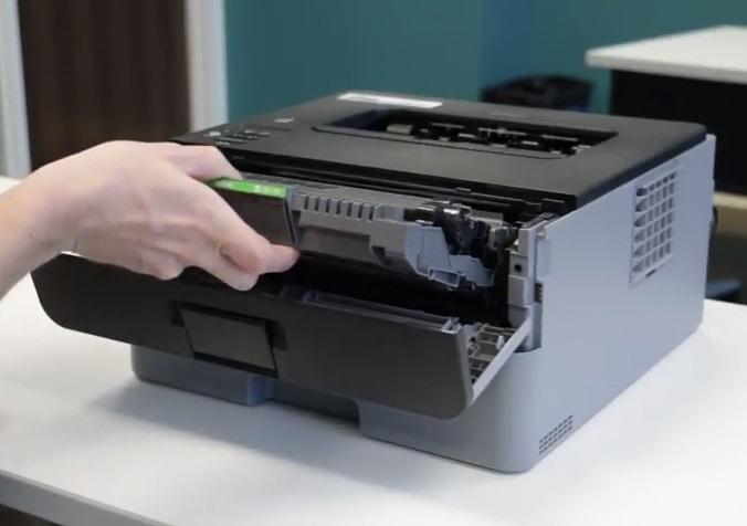 Cambiar tóner de impresora láser