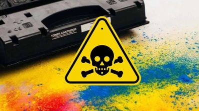 Cartucho de tóner junto a polvo de color esparcido y un símbolo de advertencia de toxicidad con una calavera.