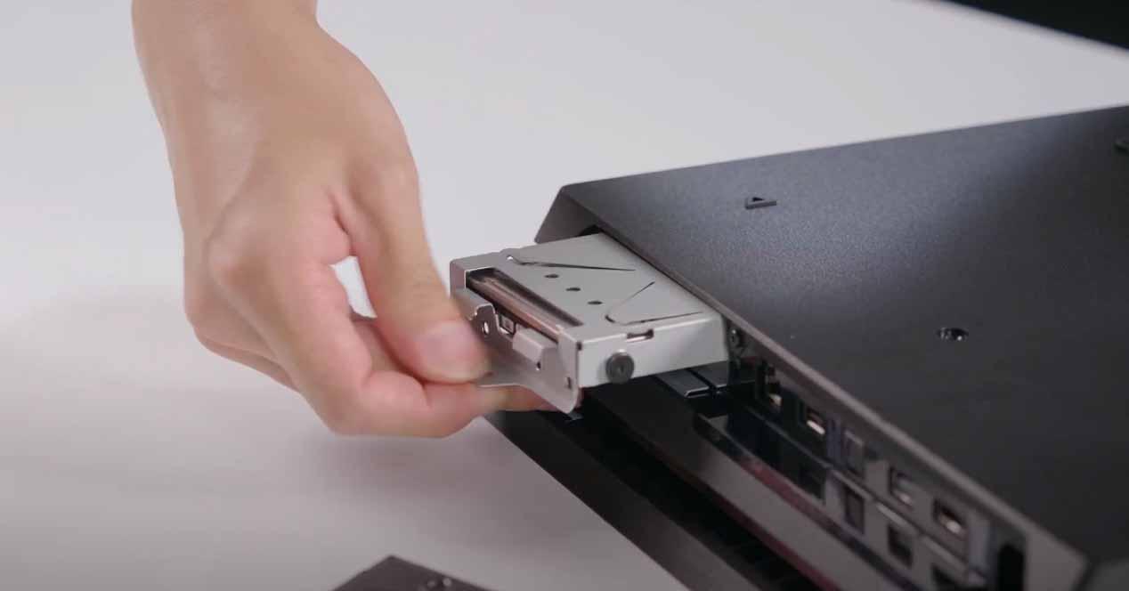 Incesante Faceta pagar Cómo cambiar el disco de la PS4 Pro para instalar un SSD
