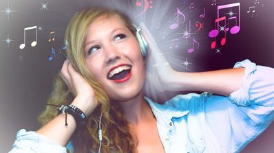 chica escuchando musica