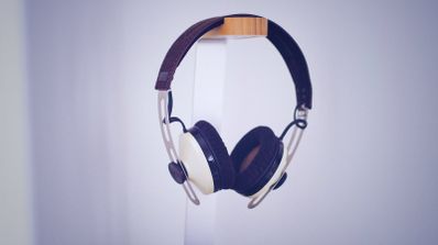 Auriculares inalámbricos posados sobre soporte