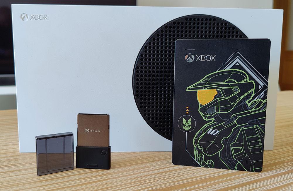 tarjeta expansion memoria Xbox One S y disco SSD con jefe maestro de Halo