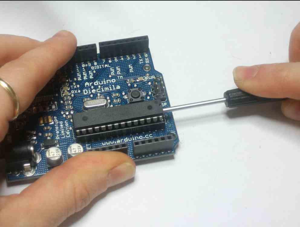 Desmontar microcontrolador Arduino