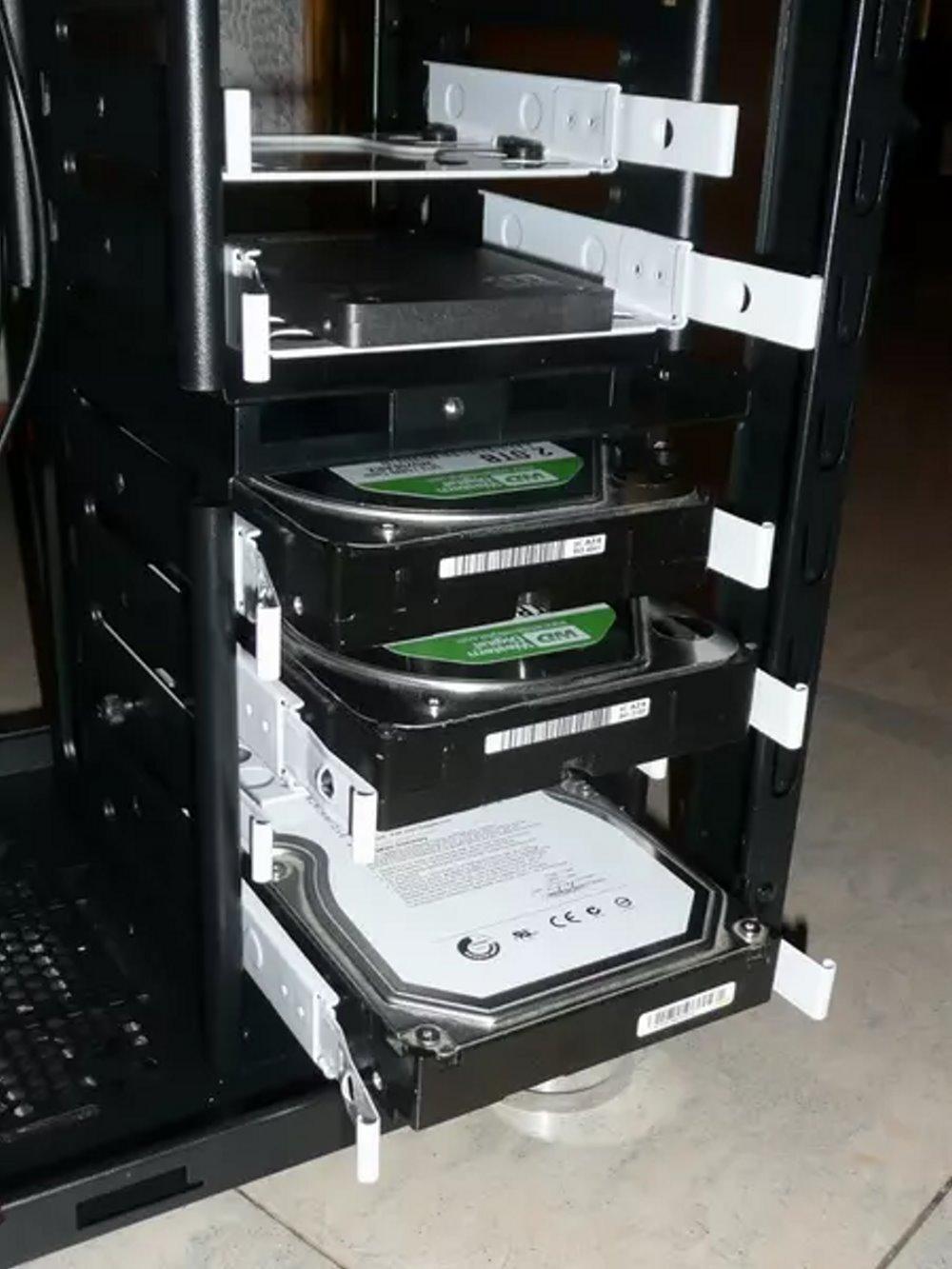 Muchas torres o chasis de PC tienen sistemas para instalar un disco duro de maenra sencilla y sin tornilleria