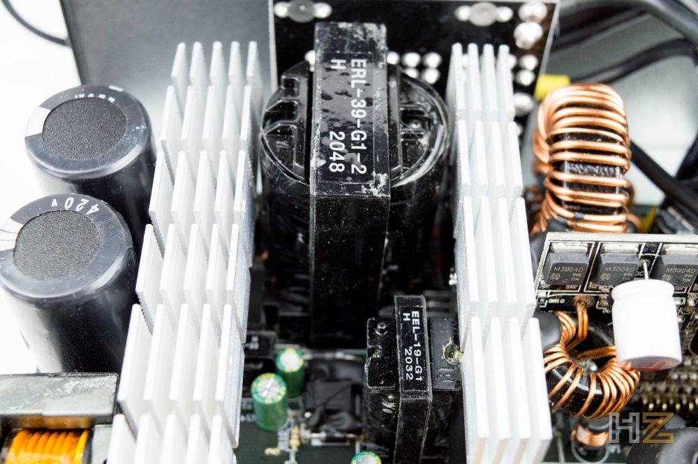 Este es el transformador principal, responsable de transformar la corriente alterna en continua para que la pueda utilizar el hardware del PC.