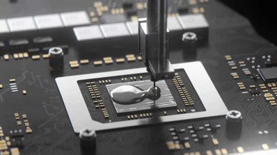 Aplicando metal líquido sobre procesador