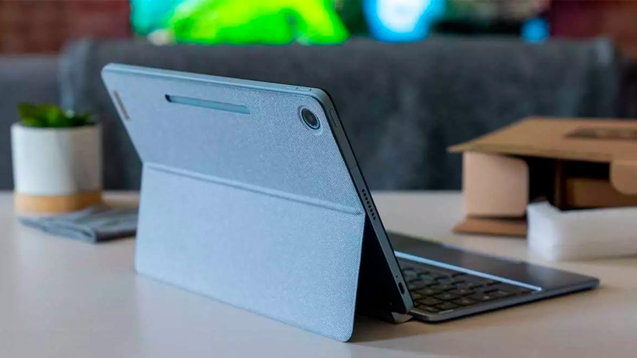 Chromebook sobre una mesa de escritorio