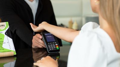chip nfc implantado en mano
