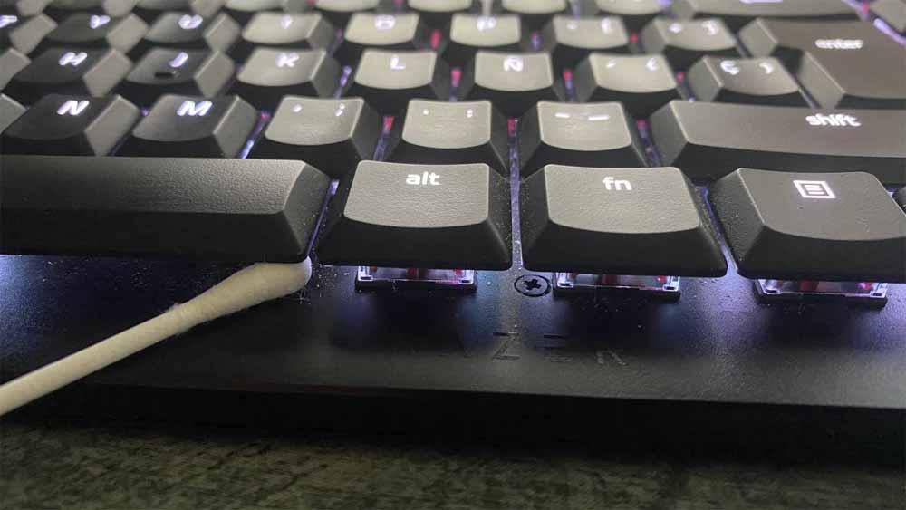 Cómo limpiar un teclado gaming y dejarlo como nuevo