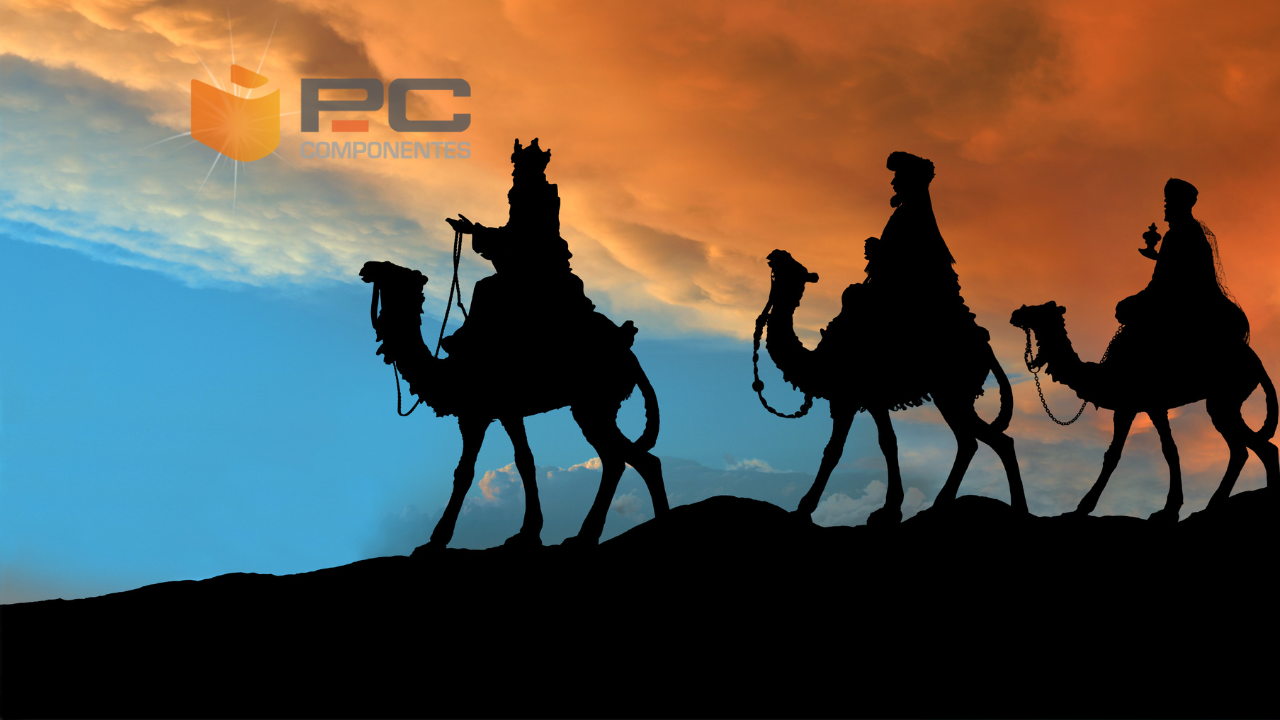 Silueta de los tres Reyes Magos con el logo de PC Componentes