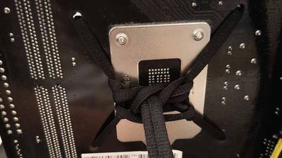 Backplate de disipador anclado con un lazo