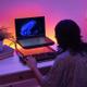 Mujer utilizando portátil con iluminación RGB