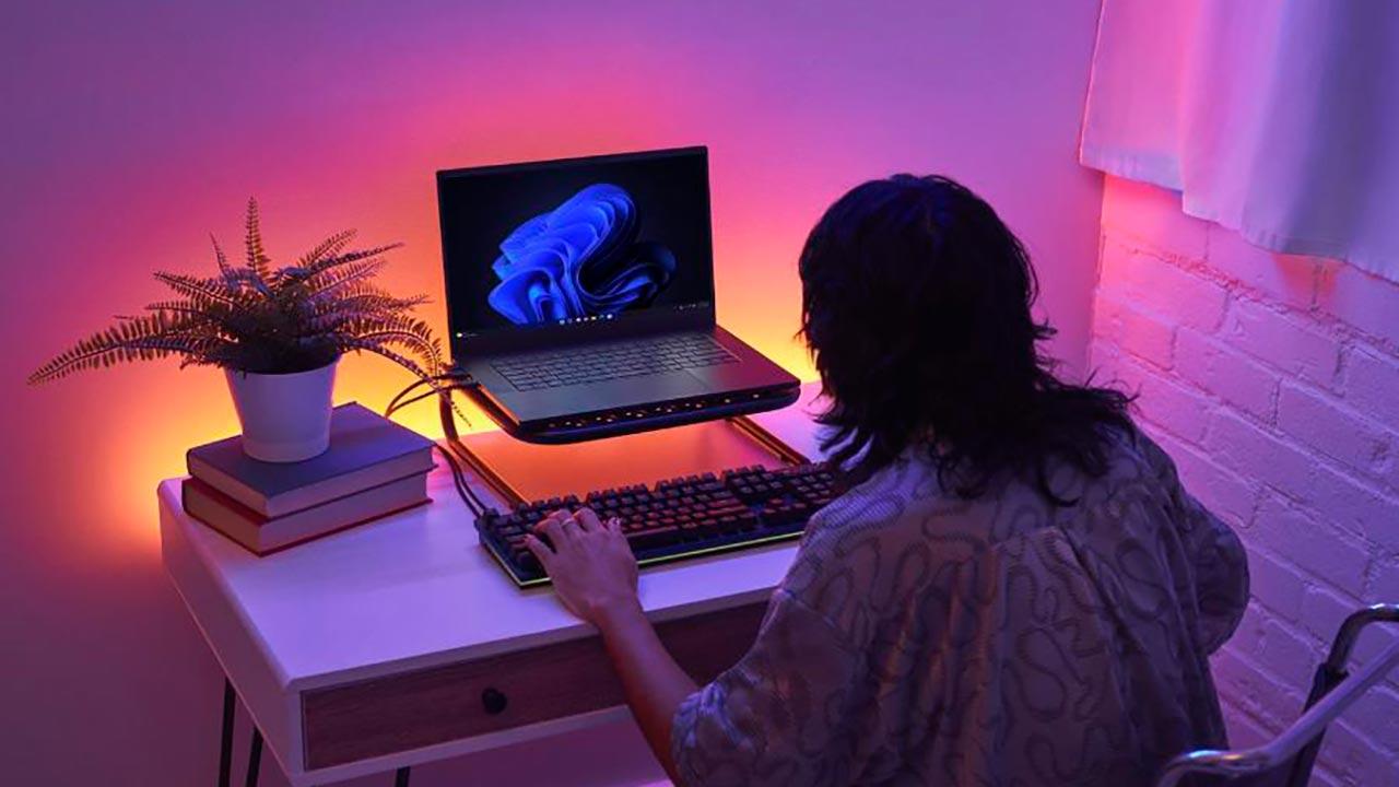 Mujer utilizando portátil con iluminación RGB