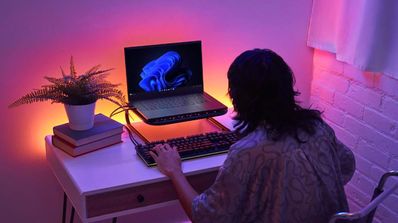 Mujer utilizando portátil con iluminación RGB