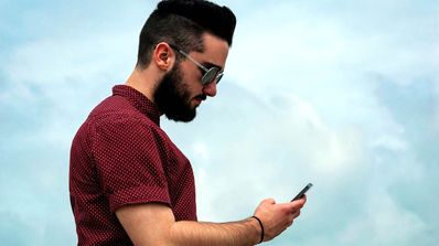 Hombre utilizando teléfono móvil