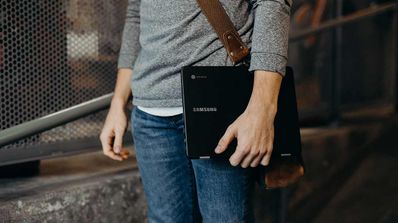 Persona con un portátil en la mano