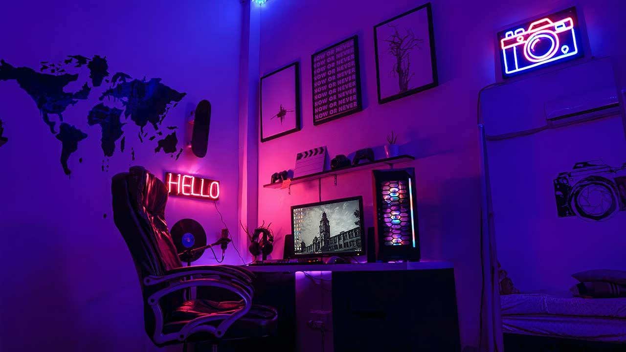 Escritorio con ordenador, luces y sillas gaming