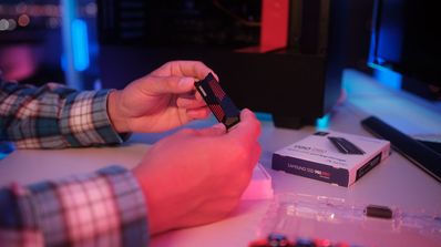 SSD NVMe en una mano