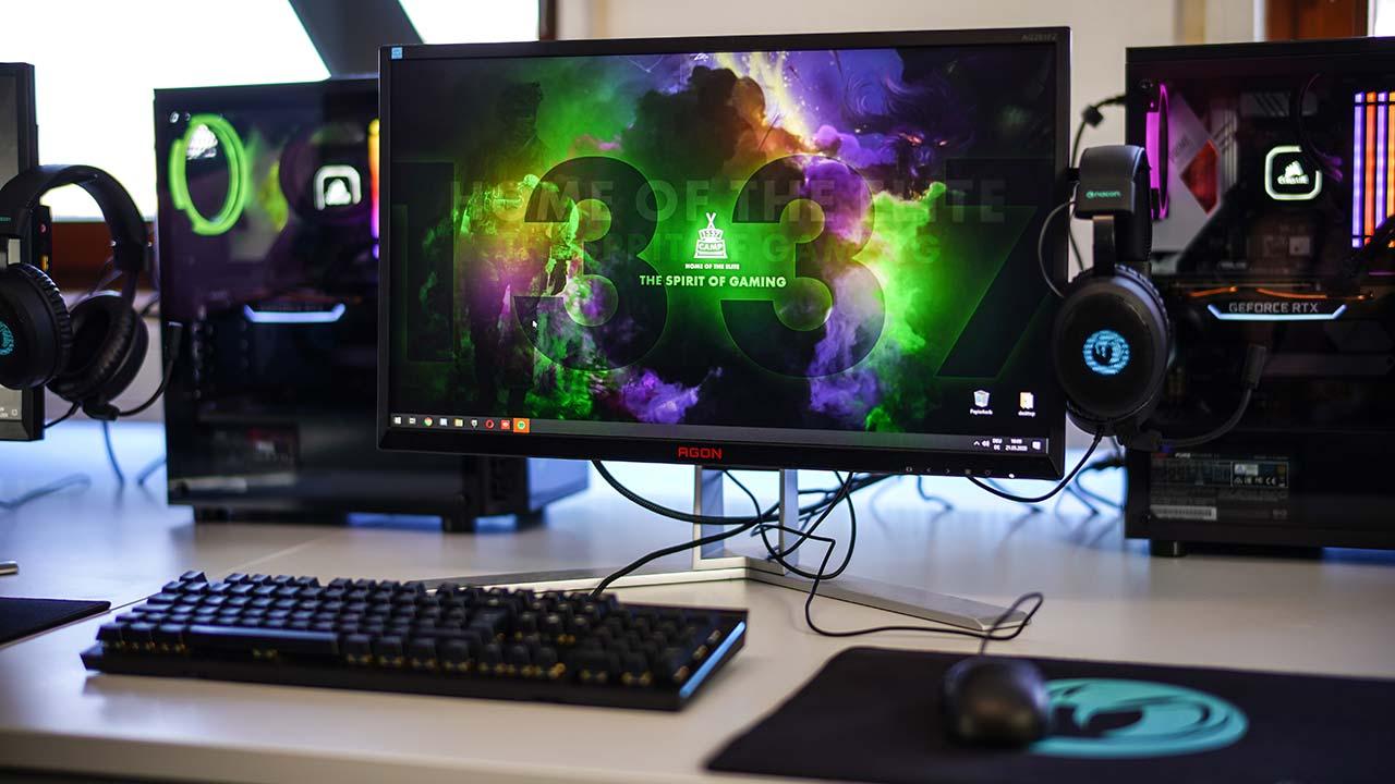 Ordenadores gaming junto a un monitor, teclado y ratón