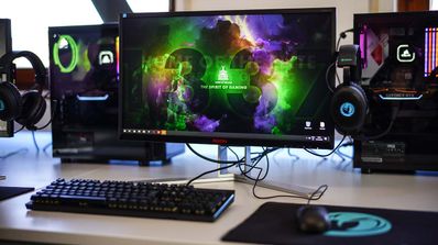 Ordenadores gaming junto a un monitor, teclado y ratón