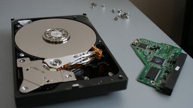 Disco duro sobre la mesa