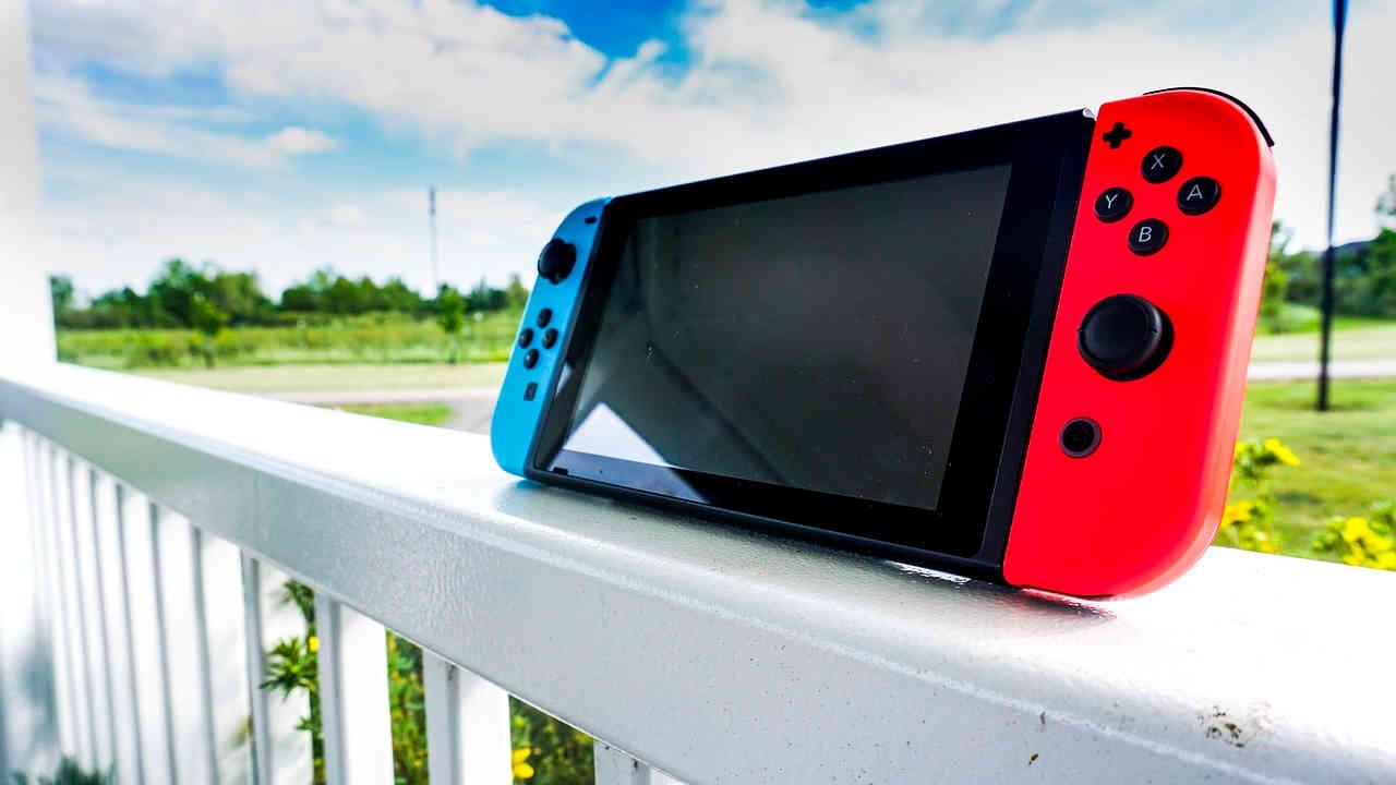 Nintendo Switch apoyada en una barandilla