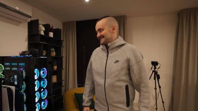 Imagen de El Xokas mirando su PC de 10.000€