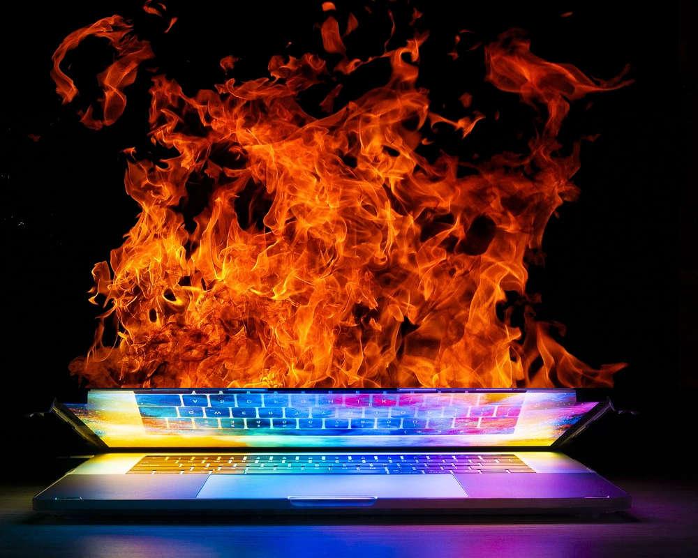 Imagen de un portátil en llamas