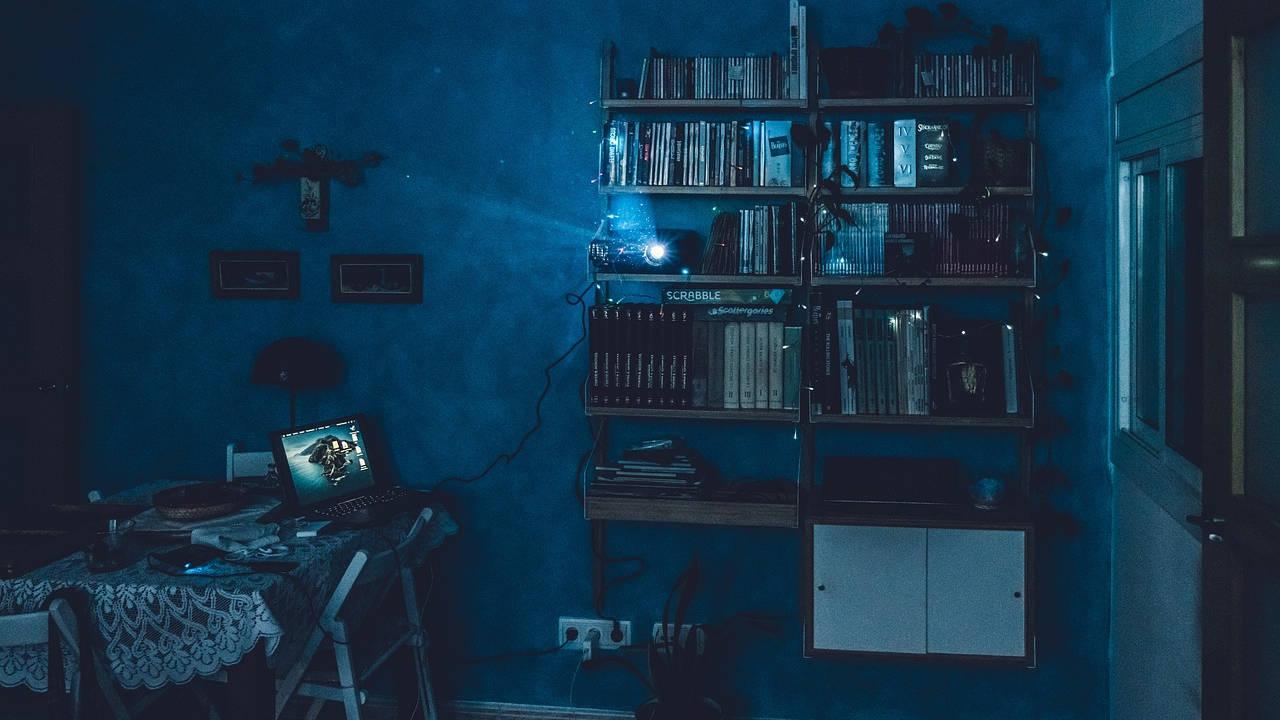 Imagen de un proyector en una habitación
