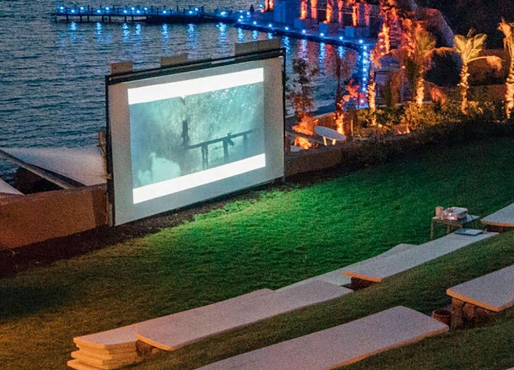Imagen de un proyector en un cine al aire libre