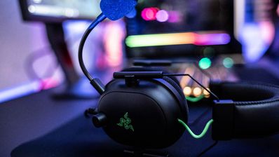 Auriculares gaming en una mesa