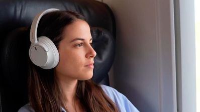 Mujer con auriculares blancos con cancelación de ruido
