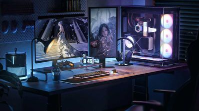 Escritorio con ordenador gaming con paneles de cristal templado