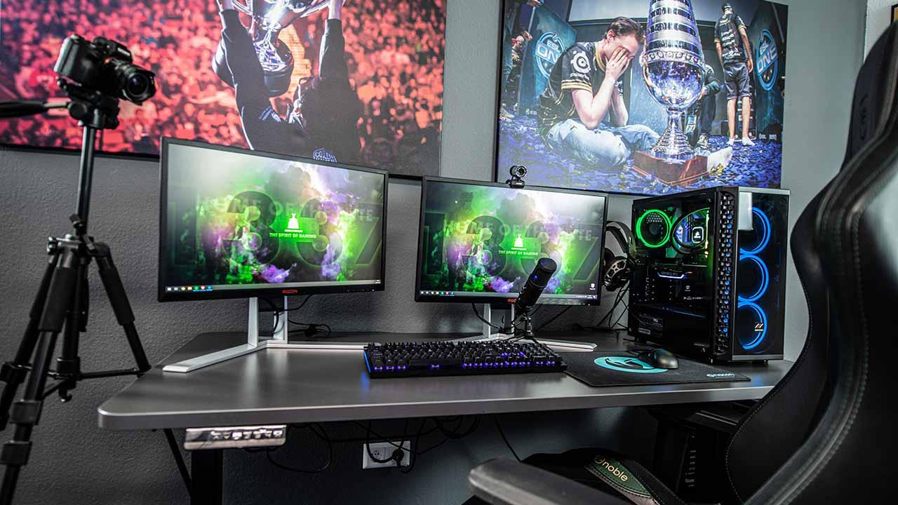 Dos monitores, ordenador y teclado gaming
