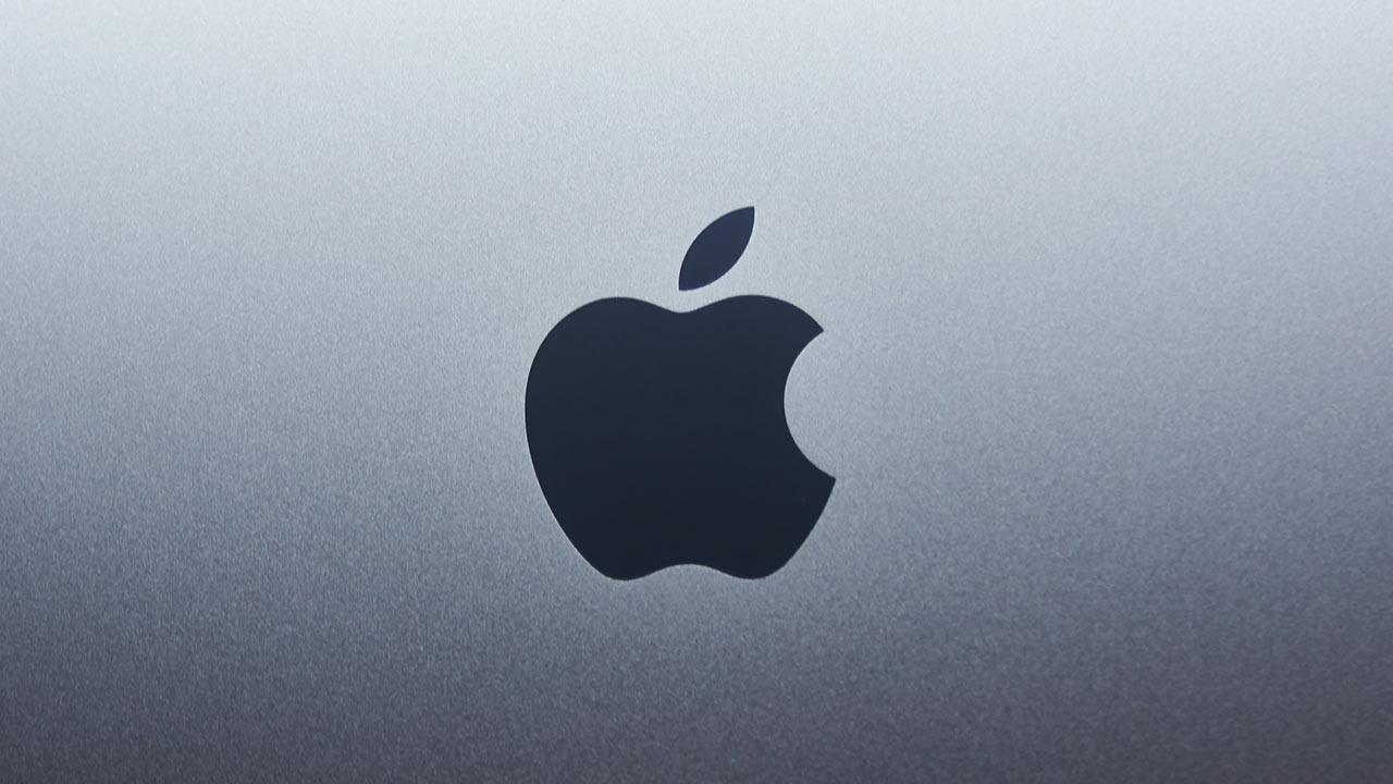 Logo de Apple en parte trasera de un Macbook