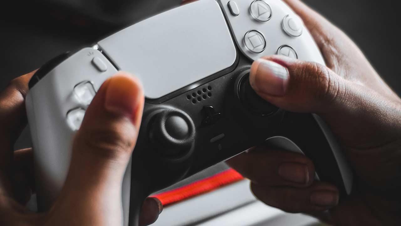hombre sujetando mando DualSense de PS5