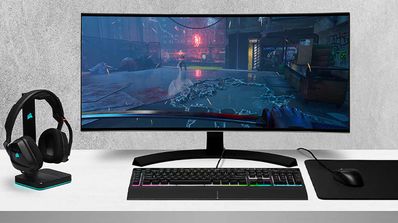 Setup gaming con monitor, auriculares y ratón gaming de Corsair